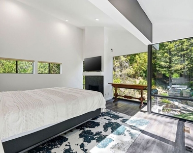 2350 Benedict Canyon Drive - Photo Thumbnail 20