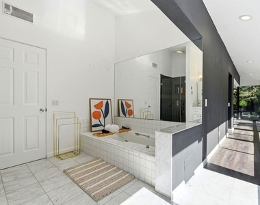 2350 Benedict Canyon Drive - Photo Thumbnail 22