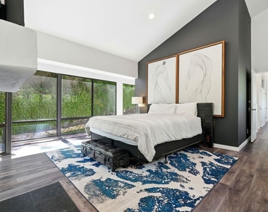 2350 Benedict Canyon Drive - Photo Thumbnail 16