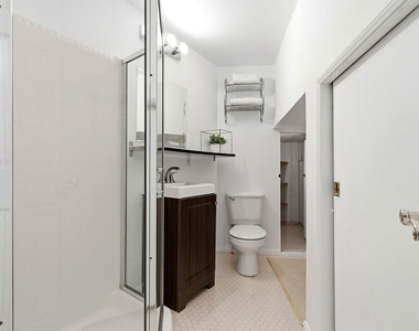 2350 Benedict Canyon Drive - Photo Thumbnail 47