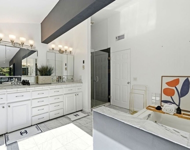 2350 Benedict Canyon Drive - Photo Thumbnail 21