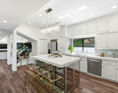 2350 Benedict Canyon Drive - Photo Thumbnail 2