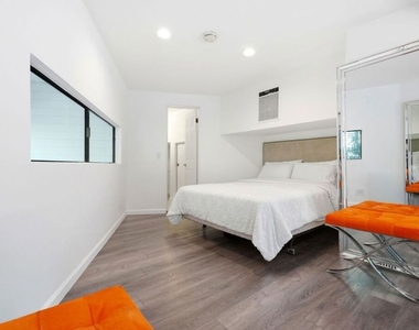 2350 Benedict Canyon Drive - Photo Thumbnail 45