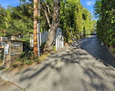 2350 Benedict Canyon Drive - Photo Thumbnail 62