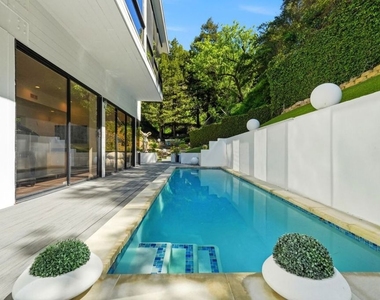 2350 Benedict Canyon Drive - Photo Thumbnail 34