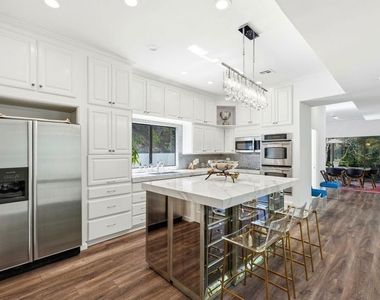 2350 Benedict Canyon Drive - Photo Thumbnail 4