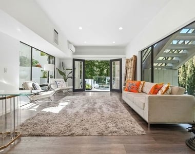 2350 Benedict Canyon Drive - Photo Thumbnail 44