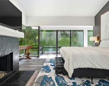 2350 Benedict Canyon Drive - Photo Thumbnail 17