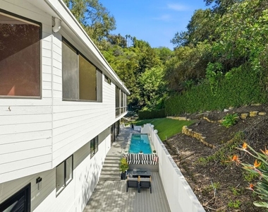 2350 Benedict Canyon Drive - Photo Thumbnail 32