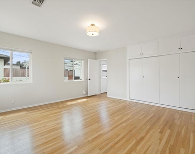 8348 Reading Avenue - Photo Thumbnail 13