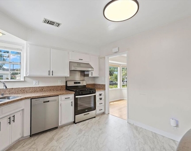 8348 Reading Avenue - Photo Thumbnail 4