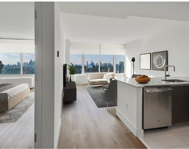315 W 33rd St - Photo Thumbnail 1