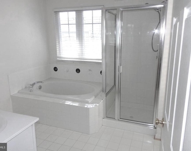 16606 Barge Circle - Photo Thumbnail 6