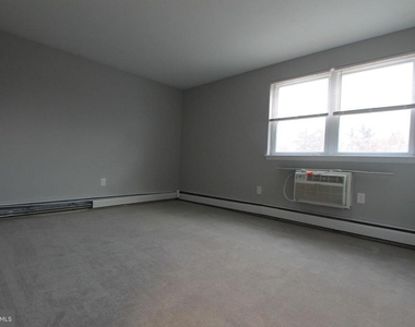 700 W Walnut Lane - Photo Thumbnail 7