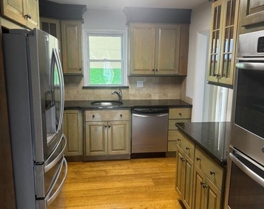 216 Sussex Boulevard - Photo Thumbnail 5