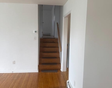 216 Sussex Boulevard - Photo Thumbnail 13