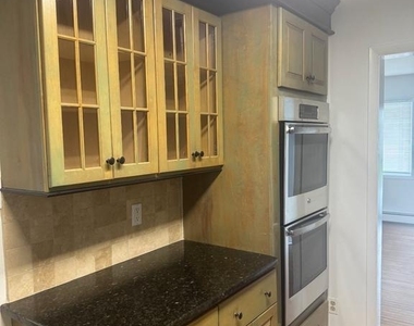 216 Sussex Boulevard - Photo Thumbnail 7