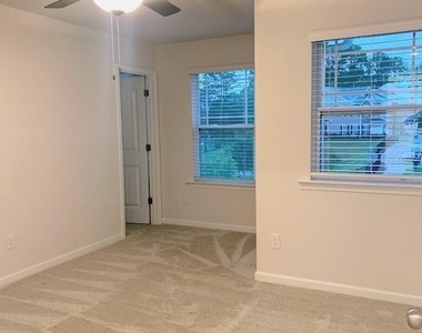 612 Creekway Drive - Photo Thumbnail 5