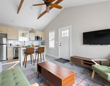 313 Dacian Avenue - Photo Thumbnail 2