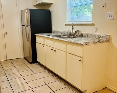 1206 Tartan Ln - Photo Thumbnail 9