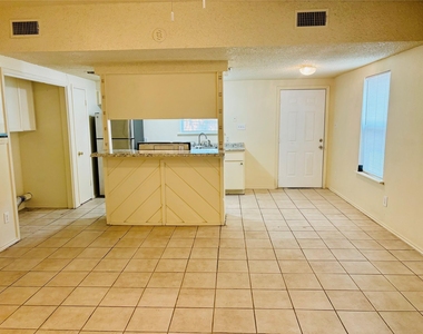 1206 Tartan Ln - Photo Thumbnail 3