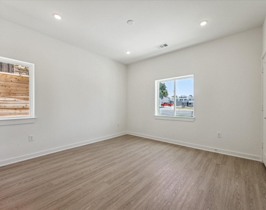 4802 S Congress St - Photo Thumbnail 4