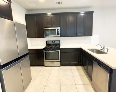 1725 Fountain Bridge Dr - Photo Thumbnail 10