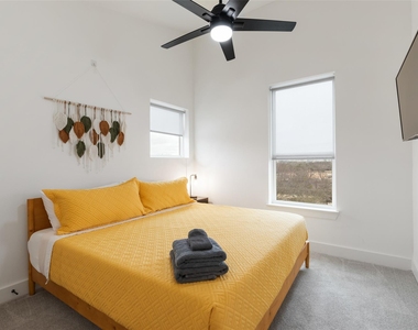 1417 Kramer Ln - Photo Thumbnail 21