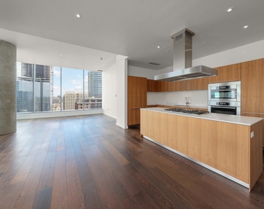 210 Lavaca St - Photo Thumbnail 5
