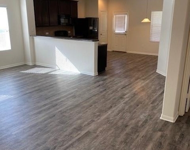 124 Hollis Ln - Photo Thumbnail 5