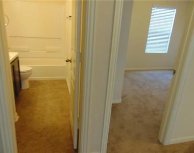 124 Hollis Ln - Photo Thumbnail 10