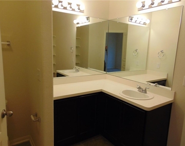 124 Hollis Ln - Photo Thumbnail 8