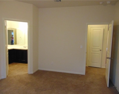 124 Hollis Ln - Photo Thumbnail 7