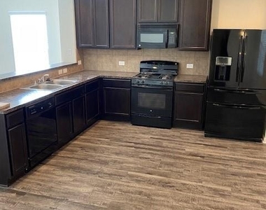 124 Hollis Ln - Photo Thumbnail 4