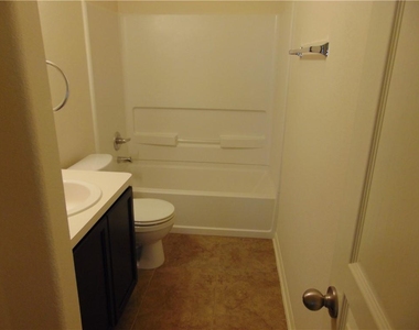 124 Hollis Ln - Photo Thumbnail 11