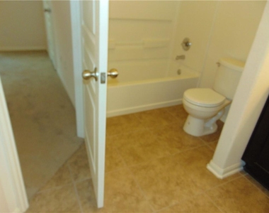 124 Hollis Ln - Photo Thumbnail 9