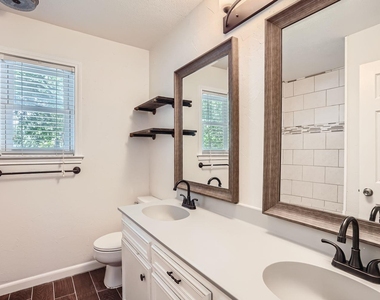 1712 Hermitage Dr - Photo Thumbnail 3