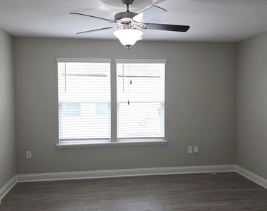 721 Narvarez Avenue - Photo Thumbnail 14
