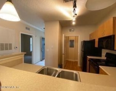 8290 Gate Parkway W - Photo Thumbnail 2