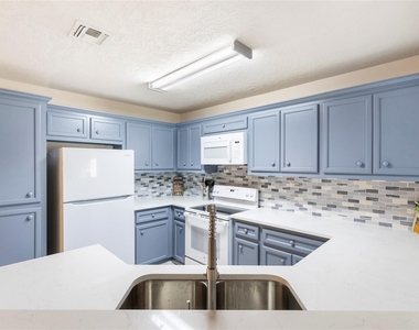 207 Foster Street - Photo Thumbnail 5