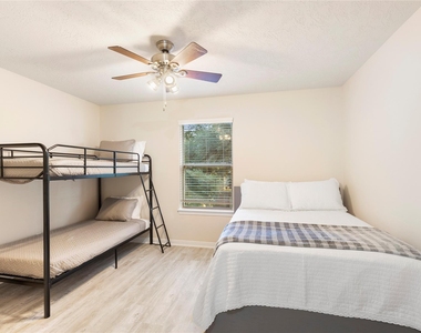 207 Foster Street - Photo Thumbnail 12