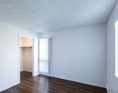 2550 S King Road - Photo Thumbnail 4