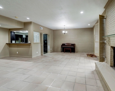 1422 Walnut Bend Lane - Photo Thumbnail 2