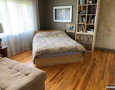 126 Hawthorne - Photo Thumbnail 7