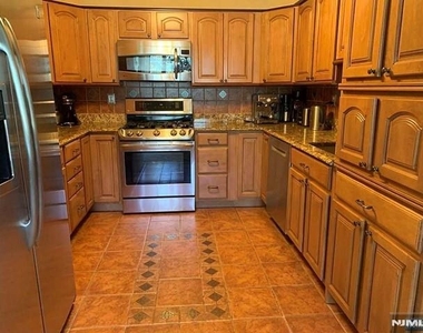 126 Hawthorne - Photo Thumbnail 5