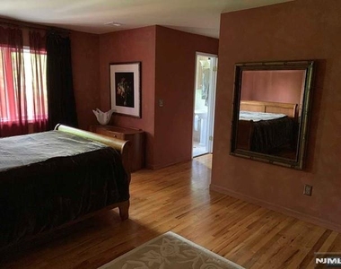 126 Hawthorne - Photo Thumbnail 12