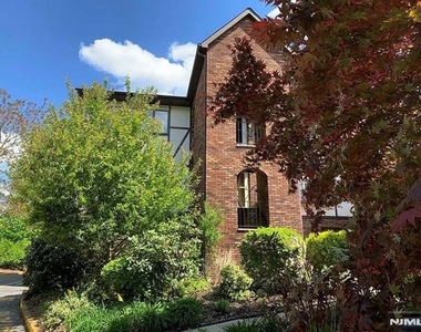 126 Hawthorne - Photo Thumbnail 1