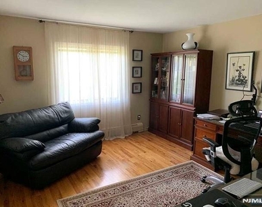 126 Hawthorne - Photo Thumbnail 8