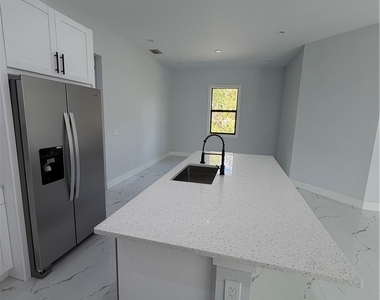 2863 52nd Avenue Ne - Photo Thumbnail 10