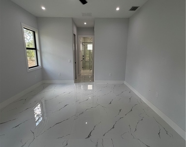 2863 52nd Avenue Ne - Photo Thumbnail 13